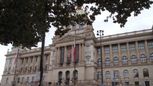 HEAS Members Travel to See the Lucy Skeleton - In Europe for the First Time