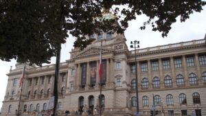 HEAS Members Travel to See the Lucy Skeleton - In Europe for the First Time